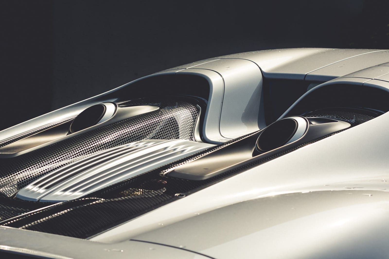Close view of the silver engine cover and exhausts of a Porsche 918 Spyder